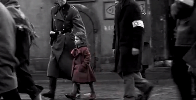La famosa niña del abrigo rojo, toque expresionista que fue uno de los muchos detalles sorprendentes en "La lista de Schindler", con la que Spielberg se metió a la crítica en el bolsillo.