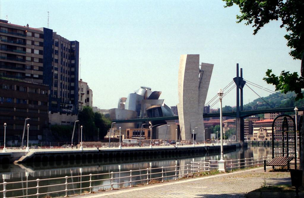 ¿Qué horror arquitectónico español habría que demoler urgentemente? 6 Foto de Xavier Estruch (CC)