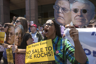 Protestas contra la posible compra del periódico Los Angeles Times por Koch Industries. El diario, curiosamente, era muy crítico con los hermanos Koch. Finalmente la adquisición no se llevó a cabo cuando los Koch afirmaron que el periódico era "poco rentable". (Foto:  Xinhua /Landov / Cordon Press)