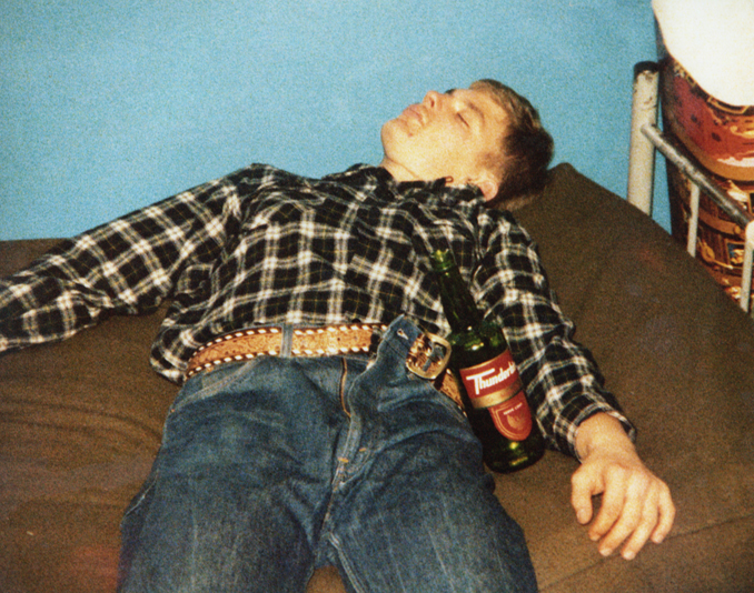 Foto realizada por un compañero durante la estancia de Dahmer en el ejército, donde encadenaba las borracheras. Fotografía: Corbis