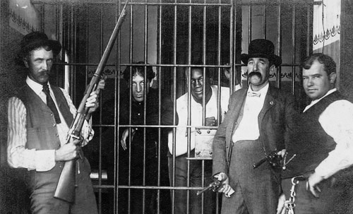 1901. Increíble imagen, más propia de una película:  Choynski y Jack Johnson en una celda, custodiados por los Texas Rangers,
