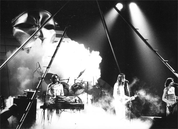 Rundgren-en-el-centro,-en-un-concierto-en-Atlanta-en-1976-(Malco23)-CC