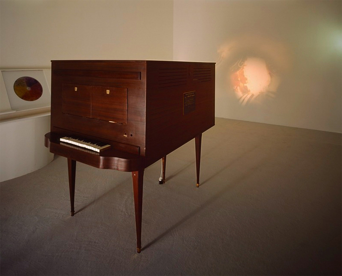 El prototipo del piano optofónico de Vladimir Baranov Rossiné Fotografía Philippe Migeat Centre Pompidou MNAM CCI