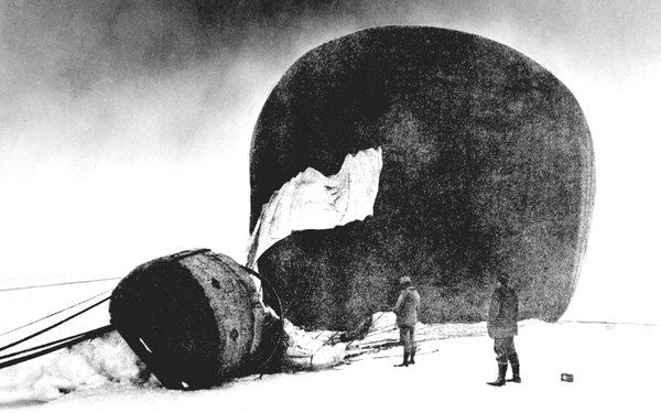El globo accidentado de Andrée. La imagen se recuperó 33 años después de su accidente y muerte. (Grenna Museum, Sweden/The Swedish Society of Anthropology and Geography)