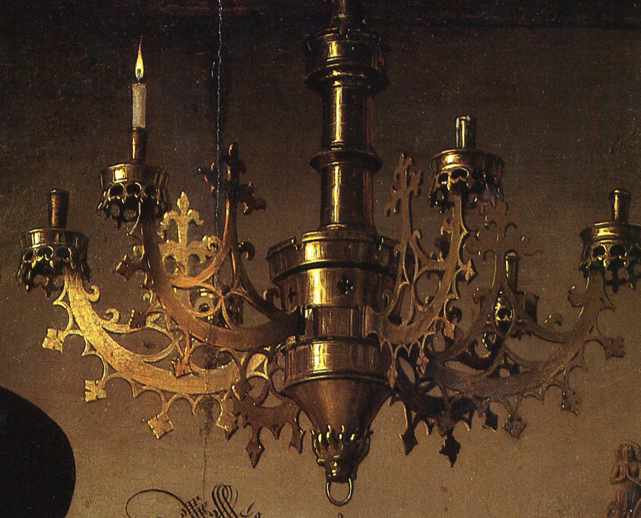 Detalle del candelabro donde se aprecian restos de cera consumida en el brazo a la derecha del de la vela encendida.