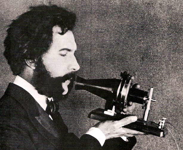 Un actor utilizando un modelo original del teléfono de Alexander Graham Bell en una película de cine mudo. Foto: Dominio público.
