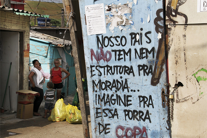 Una pintada de protesta en la Favela da Paz una de las más cercana al Estadio Maracaná. Fotografía Cordon Press