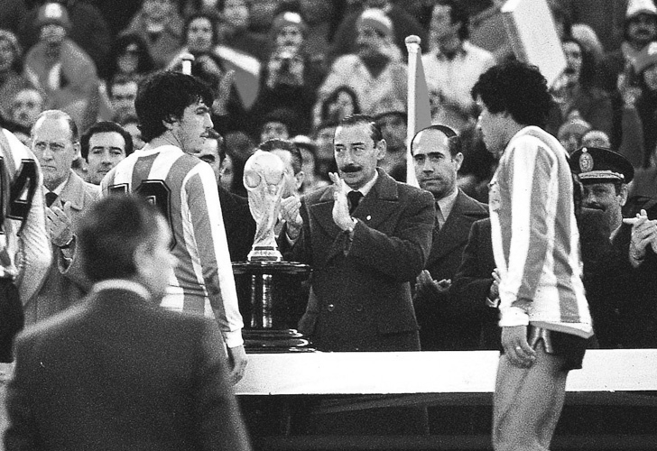 Fútbol, paranoia y dolor: Argentina 1978 2 Videla entrega el trofeo al capitán argentino. Foto cortesía de AFP.