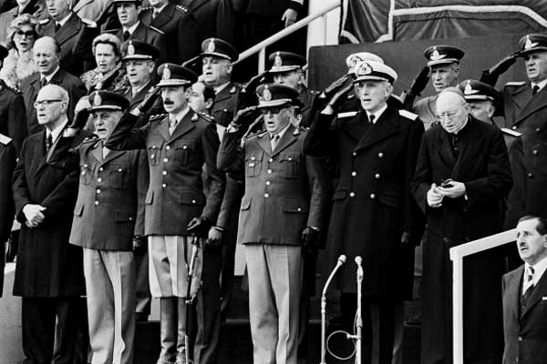 Fútbol, paranoia y dolor: Argentina 1978 1 Videla y parte de la Junta Militar en el Mundial de Argentina 78. Foto cortesía de AFP.