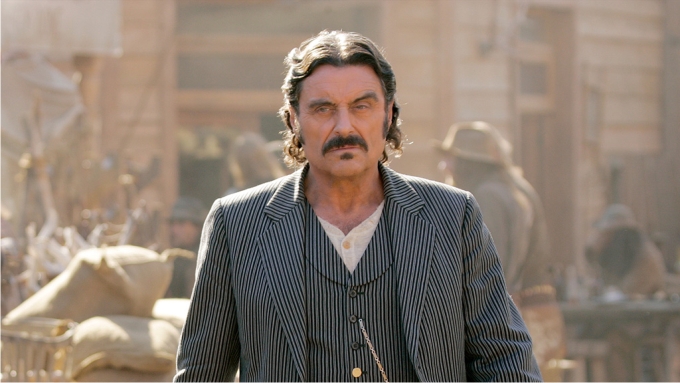 Los llamamos antihéroes, pero son hijos de puta. Y nos encantan 1 Al Swearengen. Imagen: HBO.