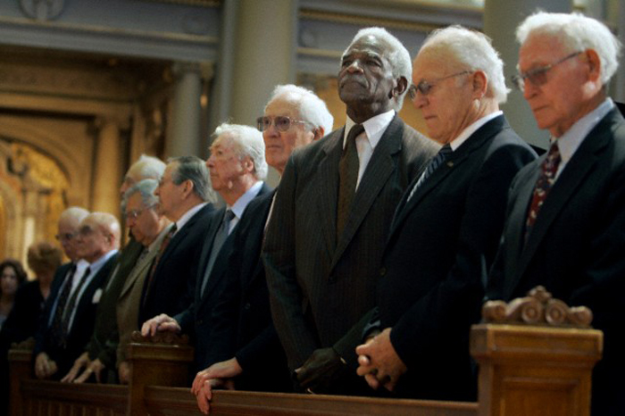 De izquierda a derecha, los supervivientes del equipo en 2006: Joseph Arenivar, Jim Whitney, Hal Sachs, Bob Springer, Dick Huxley, Bill Henneberry, Ralph Thomas, Burl Toler, Dick Colombini, Vincent Sakowski. (Foto: Corbis)