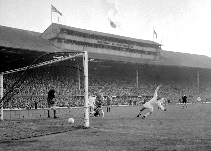 Di Stéfano marcando un gol durante el partido de futbol disputado entre el Real Madrid y Francfort en 1960. Foto: Cordon Press.