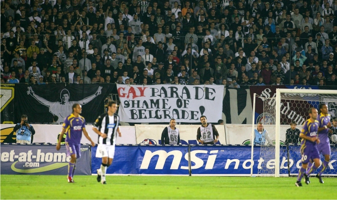 Hooligans del Partizan despliegan una pancarta homófoba. Foto: Cordon Press.