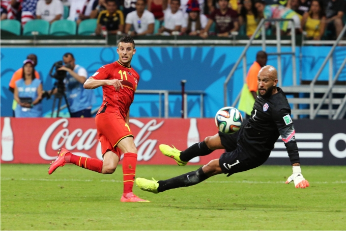 Suave es la prórroga 1 Kevin Mirallas de Belgica y Tim Howard de Estados Unidos, durante el juego de los octavos de final de la Copa del Mundo de Brasil 2014 el 1 de Julio de 2014. Foto: Cordon Press.