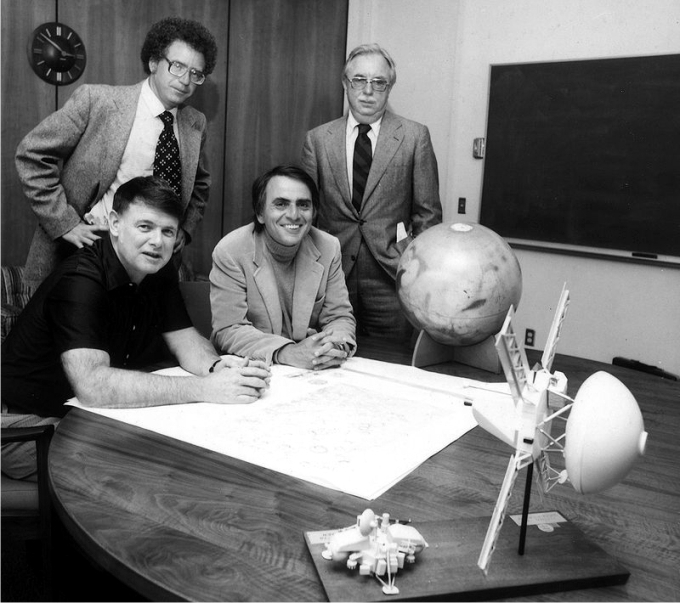Los fundadores de la Sociedad Planetaria. Carl Sagan, sentado a la derecha. Foto: NASA (DP)