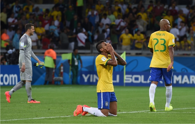 Luiz Gustavo se lamenta tras la derrota de Brasil ante Alemania en la simifinal del Mundial 2014. Foto: Crodon Press.
