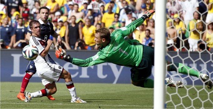 Neuer detiene un balón en el partido que enfrentó a Alemania y Francia en los cuartos de final. Foto: Cordon Press.