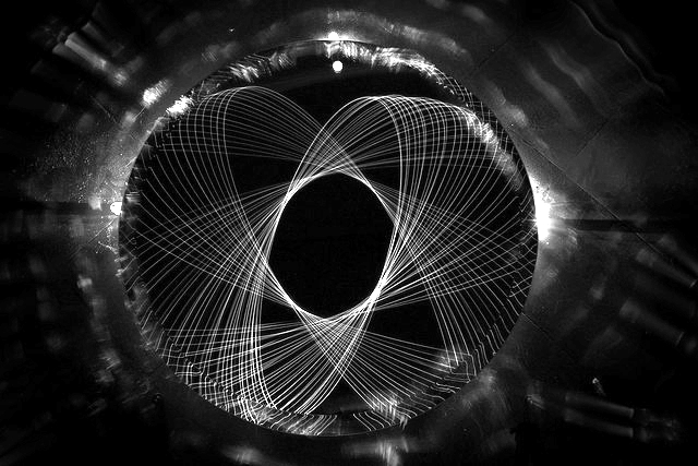 Representación ficticia de un átomo. Foto: Carlos Adampol (CC).