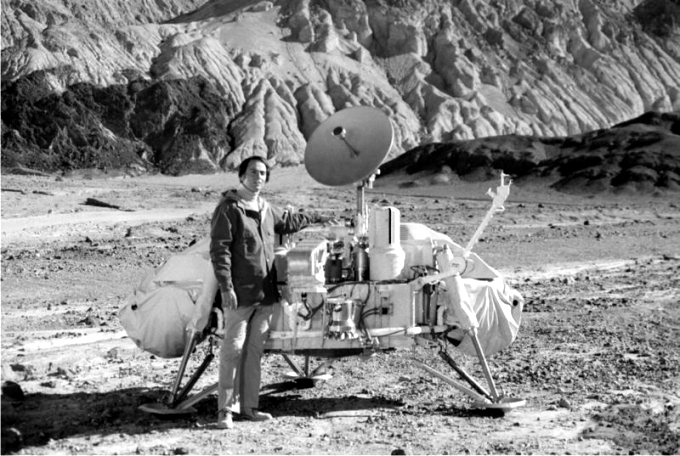 Sagan junto a una maqueta de las sondas Viking, destinadas a posarse sobre Marte. Foto: NASA (DP)
