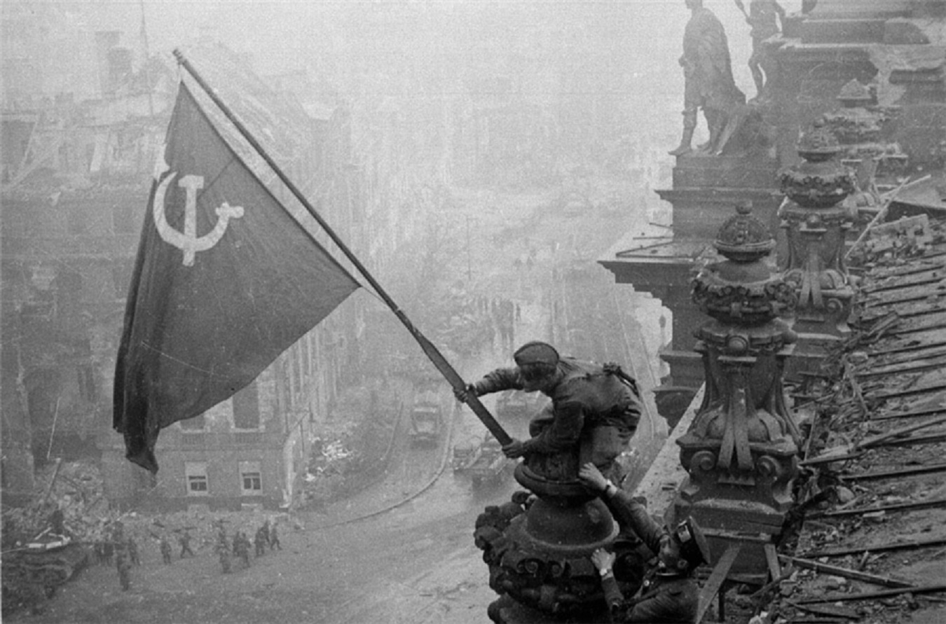 18633 world war 2 soviet flag in berlin