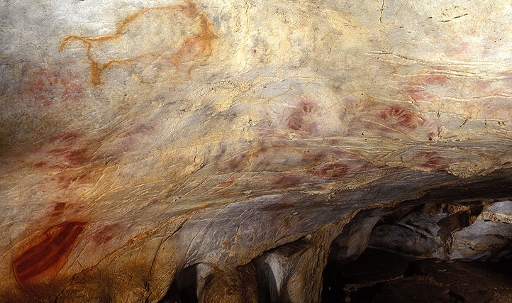 Figura 2. Pintura rupestre en la Cueva del Castillo (40.000 años): manos en la piedra como trofeos del horror.