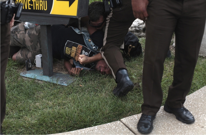 La policía detiene a un manifestante durante las protestas por el asesinato de Michael Brown. Foto: Cordon Press.