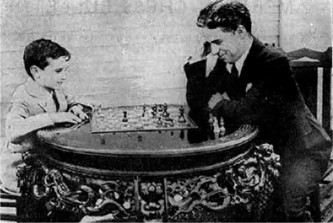 Charles Chaplin jugando con Sam Reshevsky. Foto: DP.