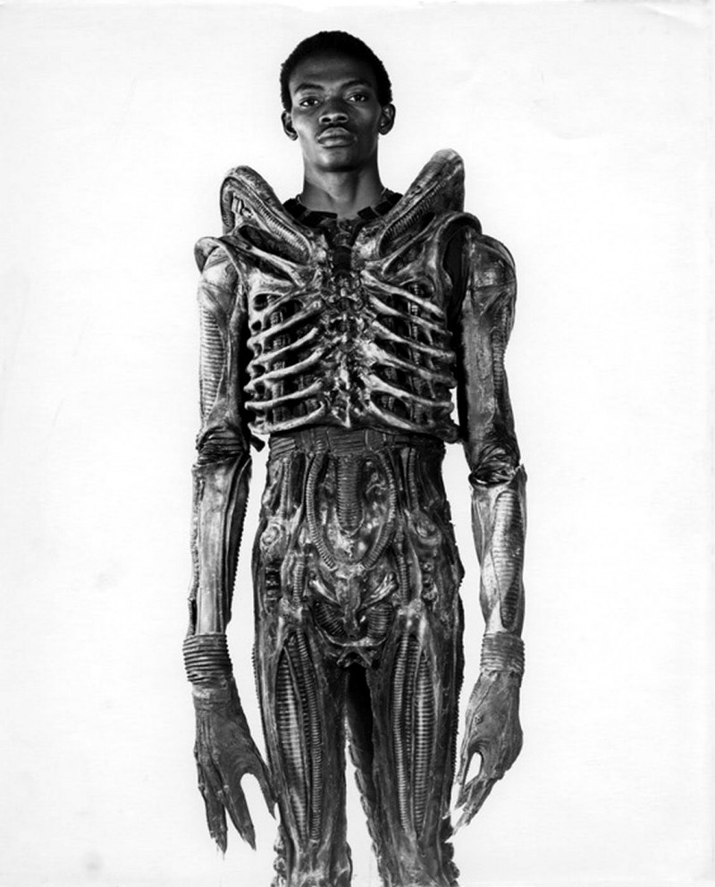 Bolaji Badejo en el traje de Alien. Imagen: Twentieth Century-Fox Productions.