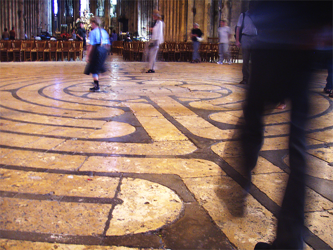 Un laberinto en la catedral de Notre Dame de Chartres en Francia. Fotografía Daderot CC