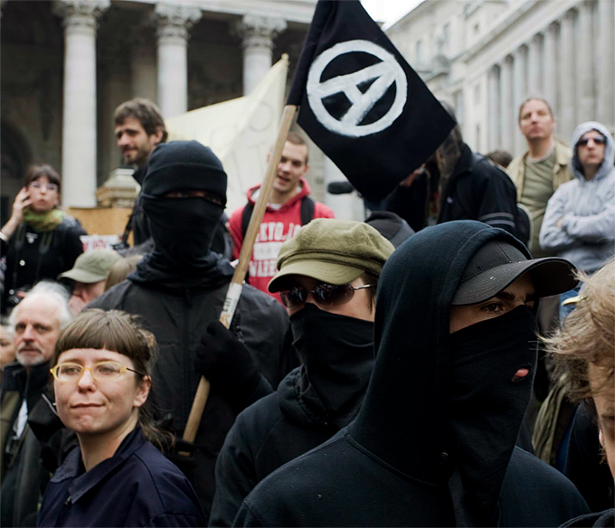 Varios anarquistas durante una manifestación contra el G20 en Londres