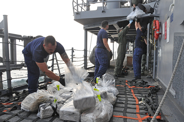 La Guardia Costera de Estado Unidos incauta un cargamente de coca. Foto: Official US Navy Page / Lt. Cmdr. Corey Barker (CC)