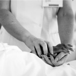 Mano a mano con la parca: mujeres que acompañan a la muerte