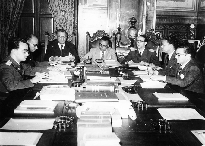 Miembros del Junta Revolucionaria de Gobierno en 1945. De izquierda a la derecha Mario Ricardo Vargas Raúl Leoni Valmore Rodríguez Rómulo Betancourt Carlos Delgado Chalbaud Edmundo Fundación Rómulo Betancourt