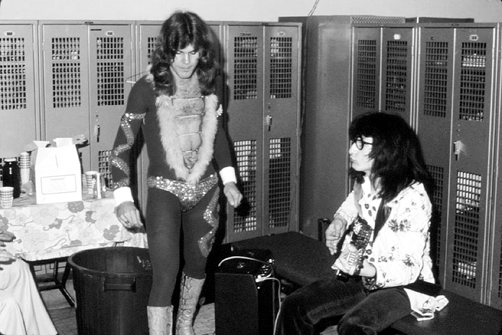 «Las bragas por fuera y no sé si me dejo algo...». Mike Lutz y Cub Koda de Brownsville Station. Foto: cortesía de Appleston Studios.