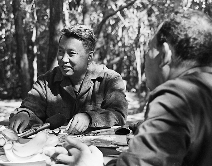 Pol Pot leader of the Khmer Rouge in the Cambodian jungle with an ABC news team during an interview enero 1980 1