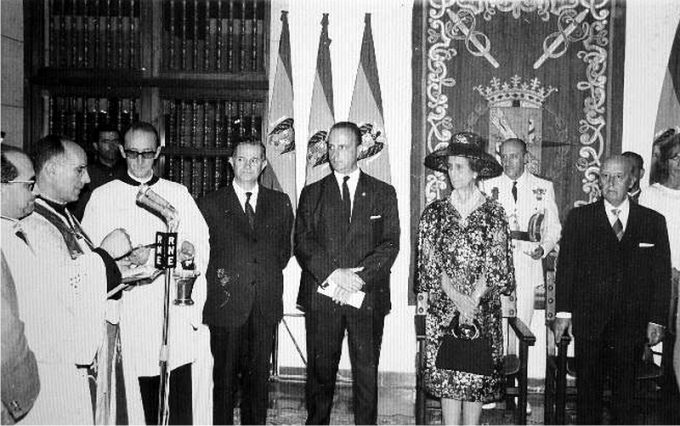 Manuel Fraga, Carmen Polo y Francisco Franco asistiendo a una ceremonia más acorde con los gustos del dictador (DP)