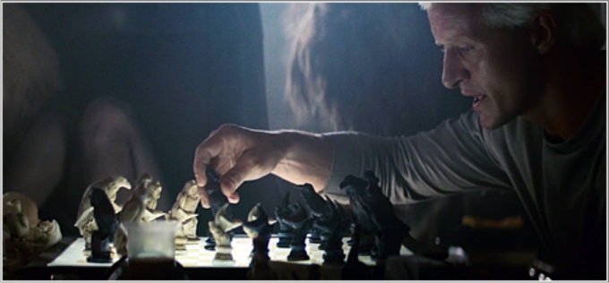 Roy frente al tablero futurista de ajedrez en Blade Runner. Imagen: 