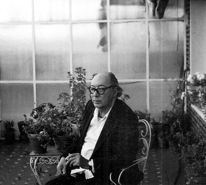 Juan Carlos Onetti en su domicilio de Madrid ca. 1985. Fotografía: Dolly Onetti / Casa de América.