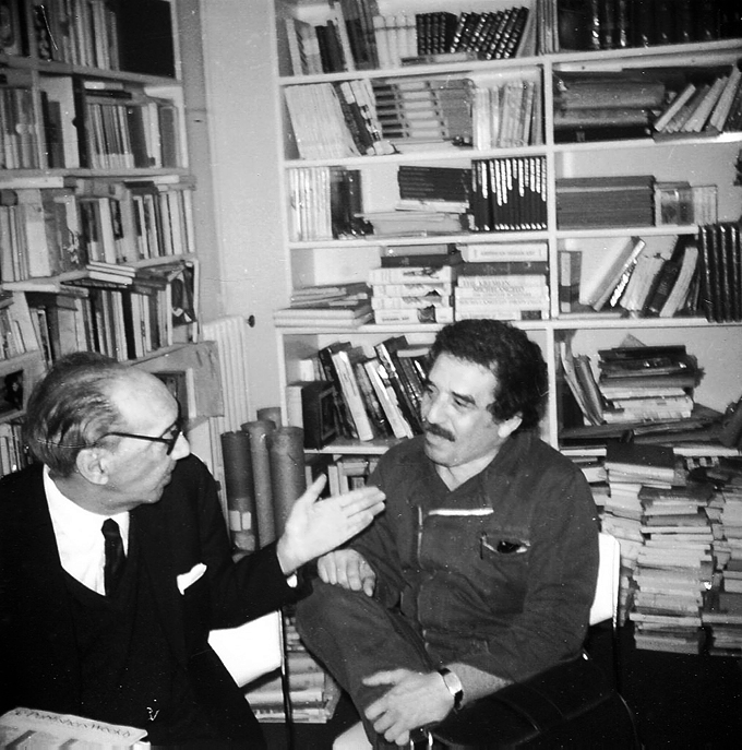 Juan Carlos Onetti y Gabriel García Márquez en la Agencia Literaria de Carmen Balcells Barcelona ca 1980. Foto Dolly Onetti