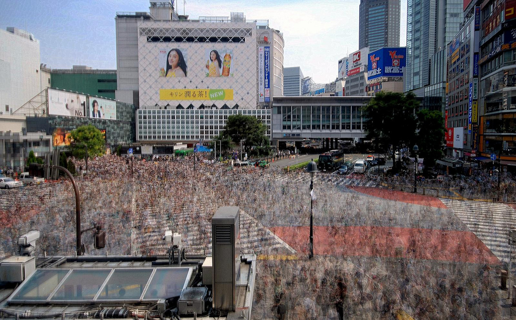 Las idas y venidas del millón de personas que cruza a diario el paso de cebra más famoso del mundo se cristaliza en un mosaico puntillista. (Shibuya, Tokio). Foto: (CC)