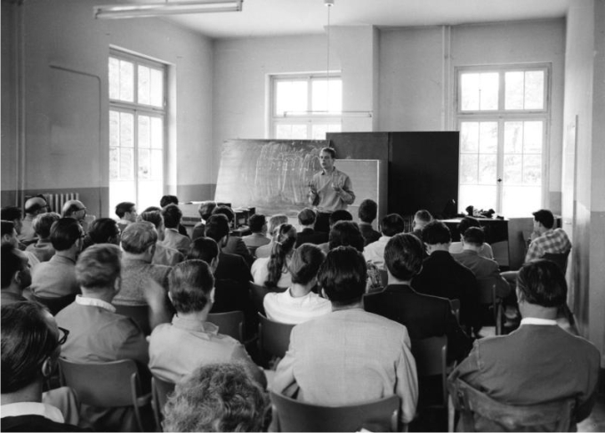 Karlheinz Stockhausen impartiendo clase en Darmstadt en 1957. Foto: Rolf Unterberg (CC)