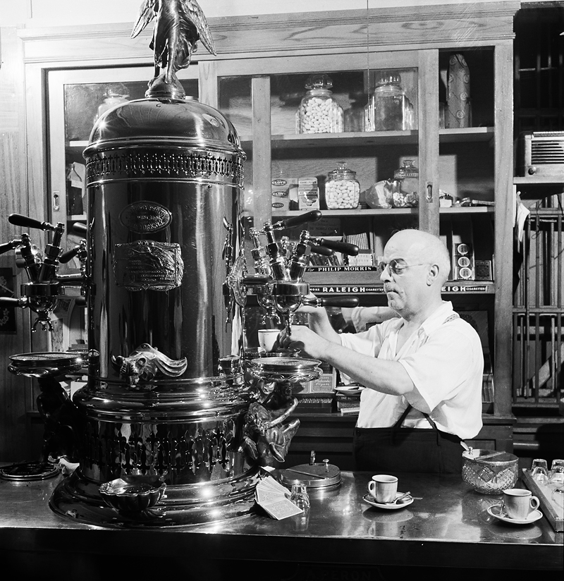 Italia: the B-Sides 2 Una cafetería italiana en Little Italy 1942 Library of Congress DP 1
