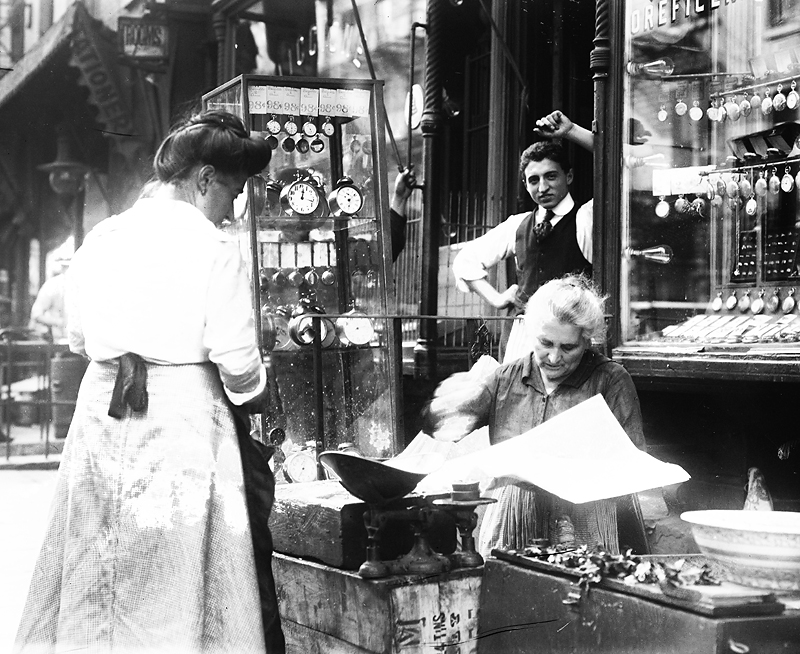 Una tienda italiana en Little Italy c. 1915 Bain News Service Library of Congress DP
