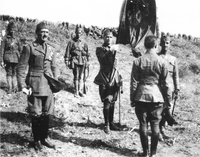 La primera jura de bandera de la legión en 1920, a la izquierda Millán-Astray, a la derecha Franco (DP)