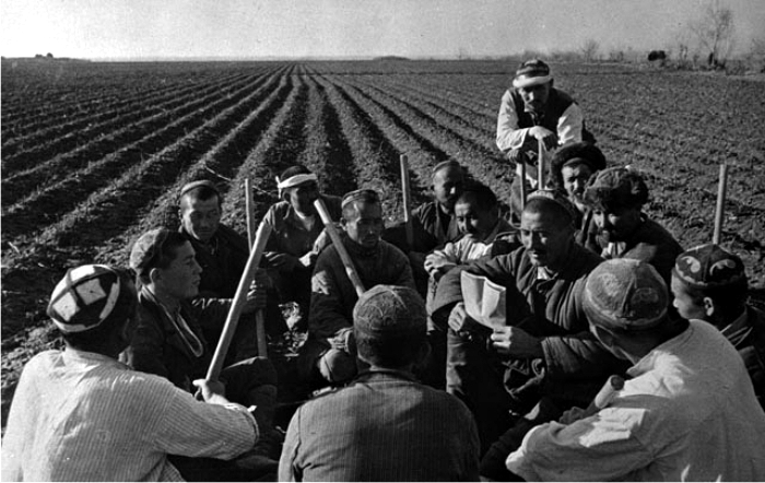 Campesinos uzbekos en granja colectiva soviética, años treinta. (DP)