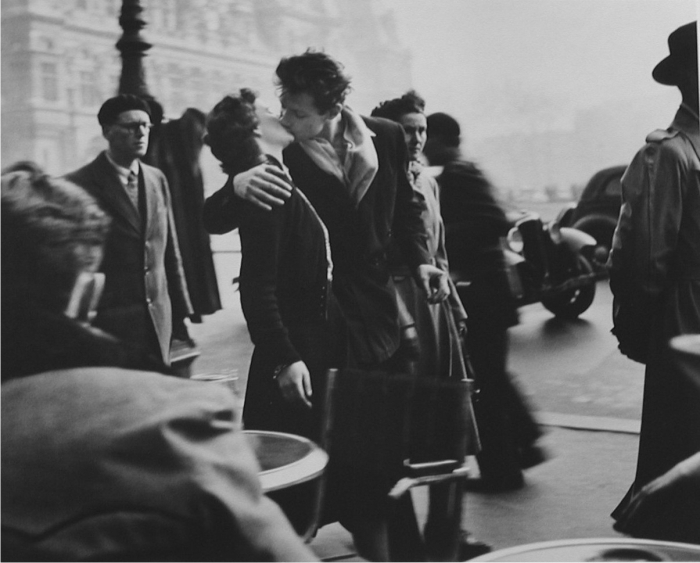 A las locas, y locos, del coño 1 Le baiser de l'hôtel de ville, de Robert Doisneau. Cortesía de Life.