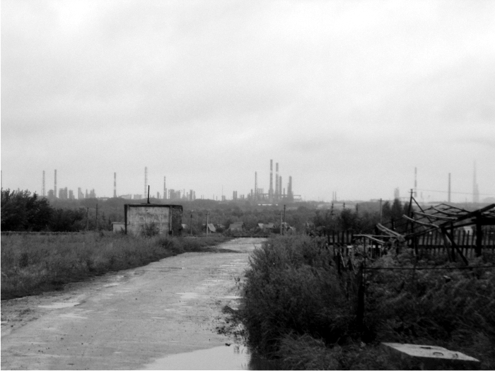 Imagen de las chimeneas de las refinerías desde nuestro barrio. La fotografía es del 2006.
