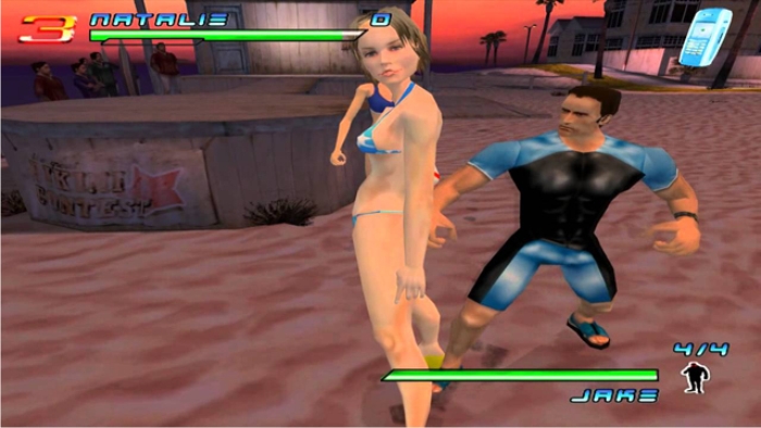 Cameron Díaz indefensa ante el cortejo ritual del submarinista achaparrado; tierna secuencia del juego "Los ángeles de Charlie" (imagen: Ubisoft)