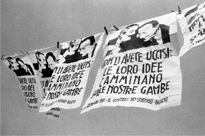 Honrarás a tu padre 2 Palermo recuerda a Falcone y Borsellino. La leyenda dice «No los matásteis, sus ideas caminan con nuestras piernas». Foto cortesía de Archivo antimafia.