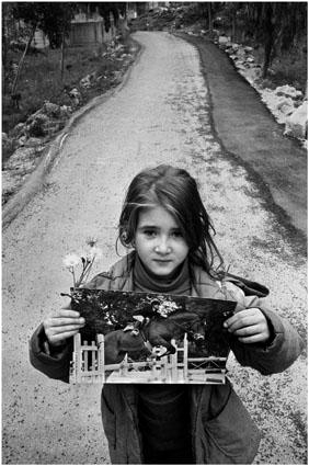 Una niña muestra una foto de Giussepe Di Matteo.